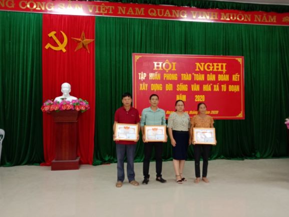 Đồng chí Nông Thị Hương – Phó bí thư Đảng ủy, chủ tịch HĐND xã tặng Giấy khen cho 03 tập thể có thành tích xuất sắc trong 20 năm thực hiện phong trào giai đoạn 2000-2020