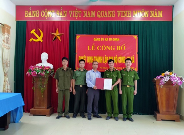đồng chí Nông Minh Cường, Bí thư Đảng ủy, Chủ tịch UBND xã Tú Đoạn trao quyết định thành lập chi bộ Công an xã Tú Đoạn.