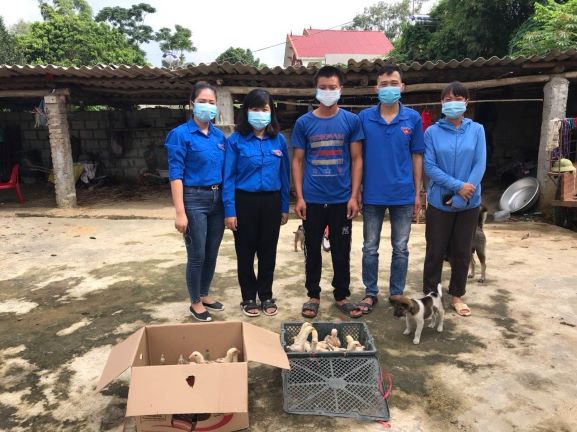 Đồng chí Tô Văn Thoại - Bí thư Đoàn thanh niên xã Tú Đoạn và đại diện BCH đoàn trường THPT Tú Đoạn trao tặng gà cho hộ gia đình.